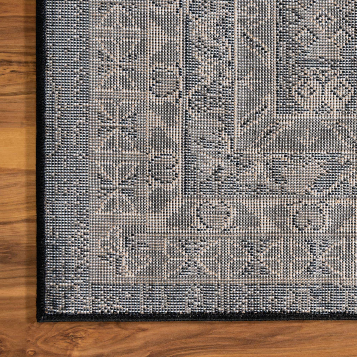Quadratisch Teppich Heriz Design in Schwarz von Hadorn™ - Lifestyle Image