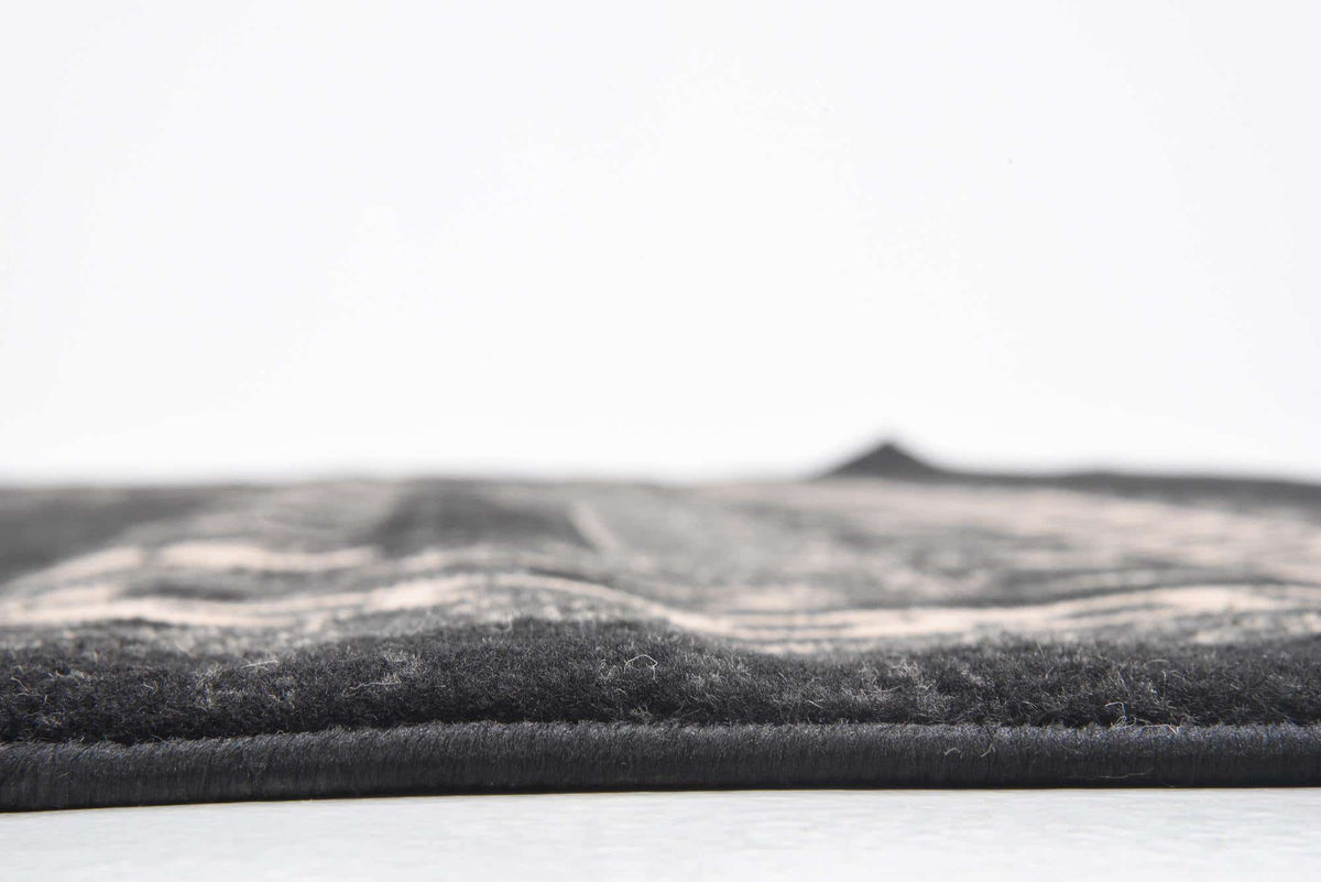 Quadratisch Teppich Heriz Design in Schwarz von Hadorn™ - Lifestyle Image
