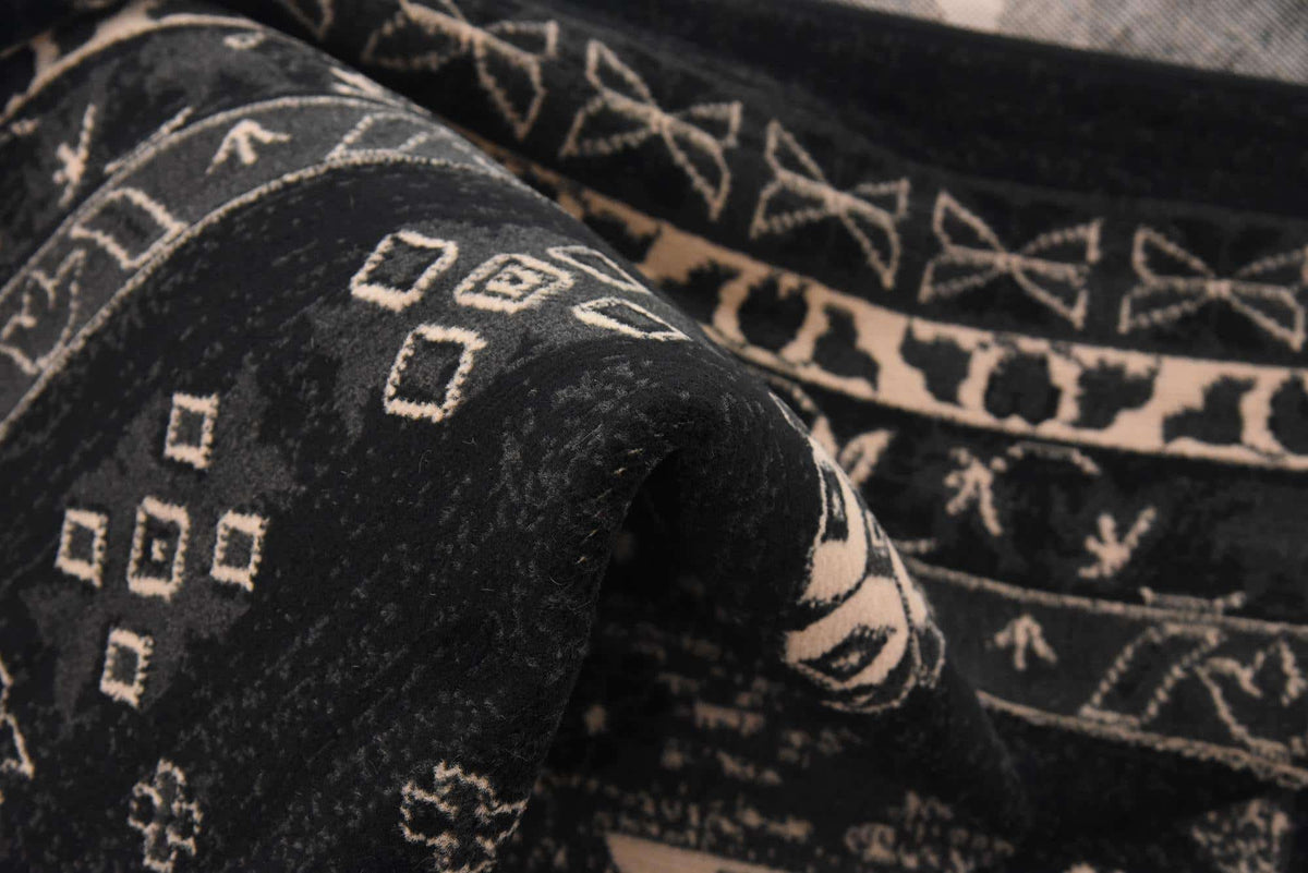 Quadratisch Teppich Heriz Design in Schwarz von Hadorn™ - Lifestyle Image