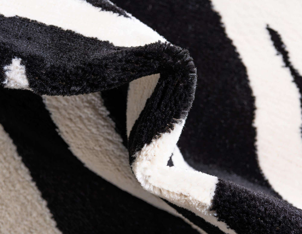 Rechteck Teppich Safari in Schwarz von Hadorn™ - Lifestyle Image