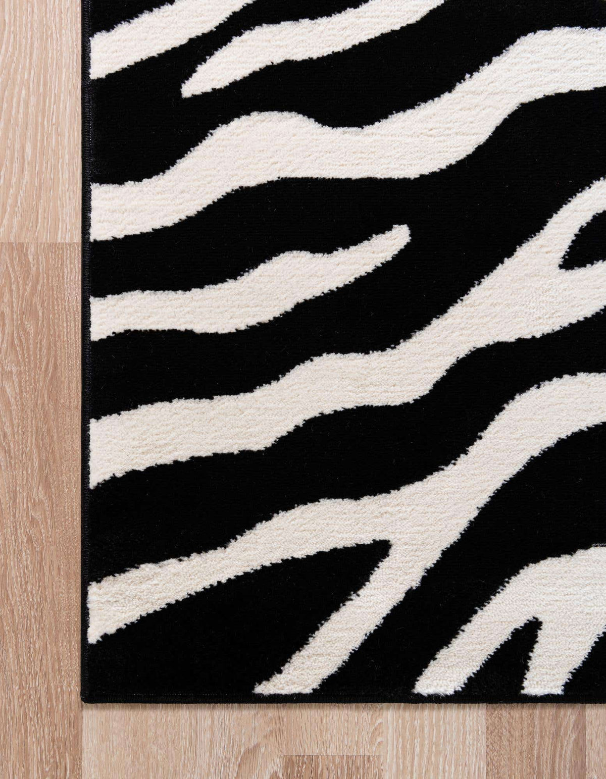 Rechteck Teppich Safari in Schwarz von Hadorn™ - Lifestyle Image