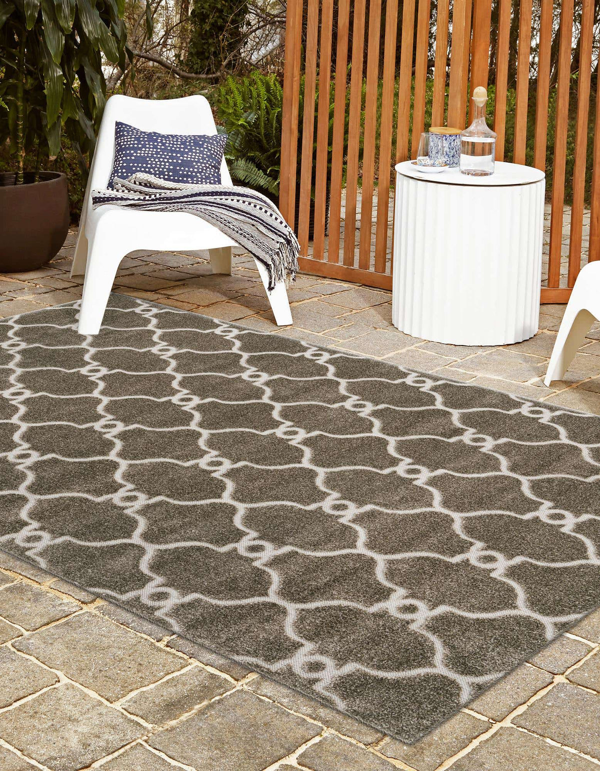 Rechteck Outdoor Teppich Outdoor Trellis in Grau von Hadorn™ - Lifestyle Image
