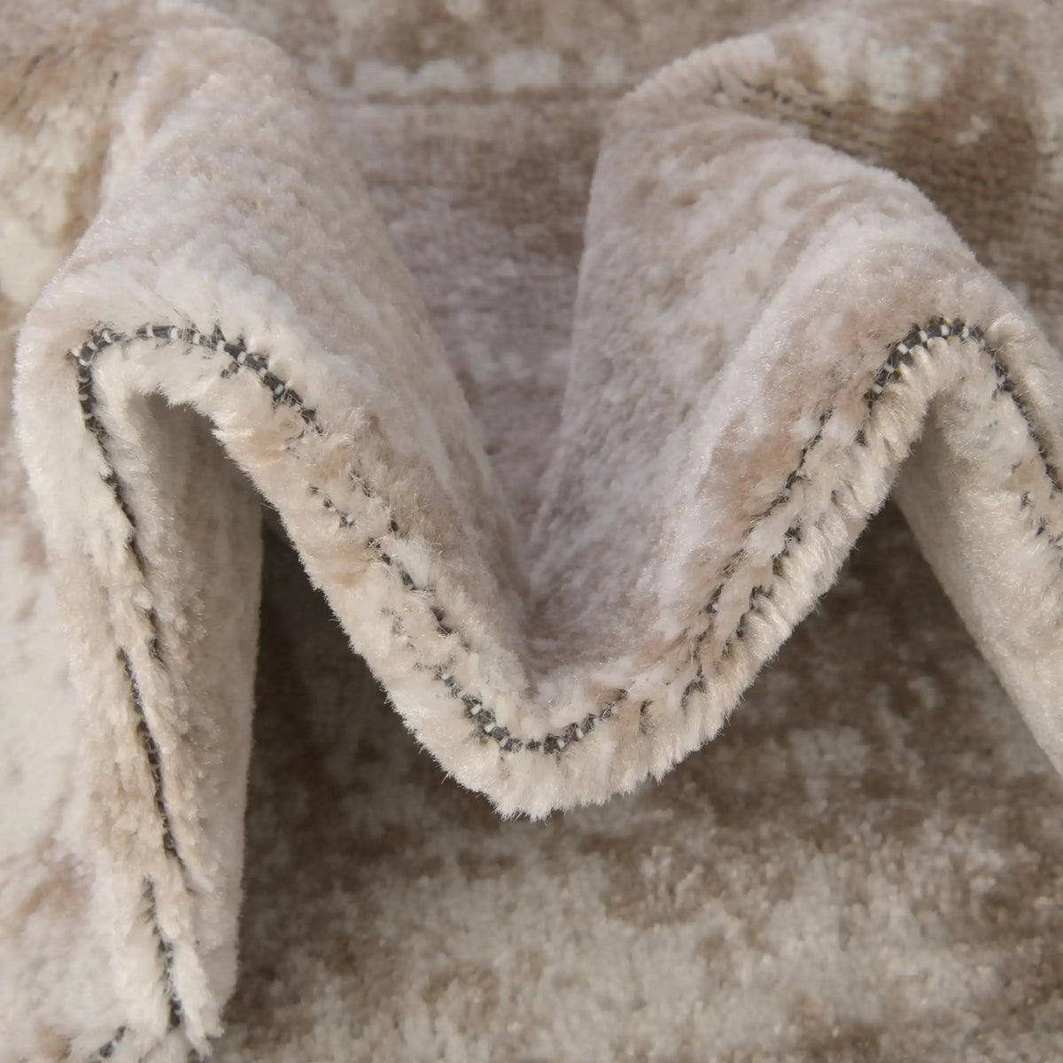 Rechteck Teppich Monaco in Beige von Hadorn™ - Lifestyle Image