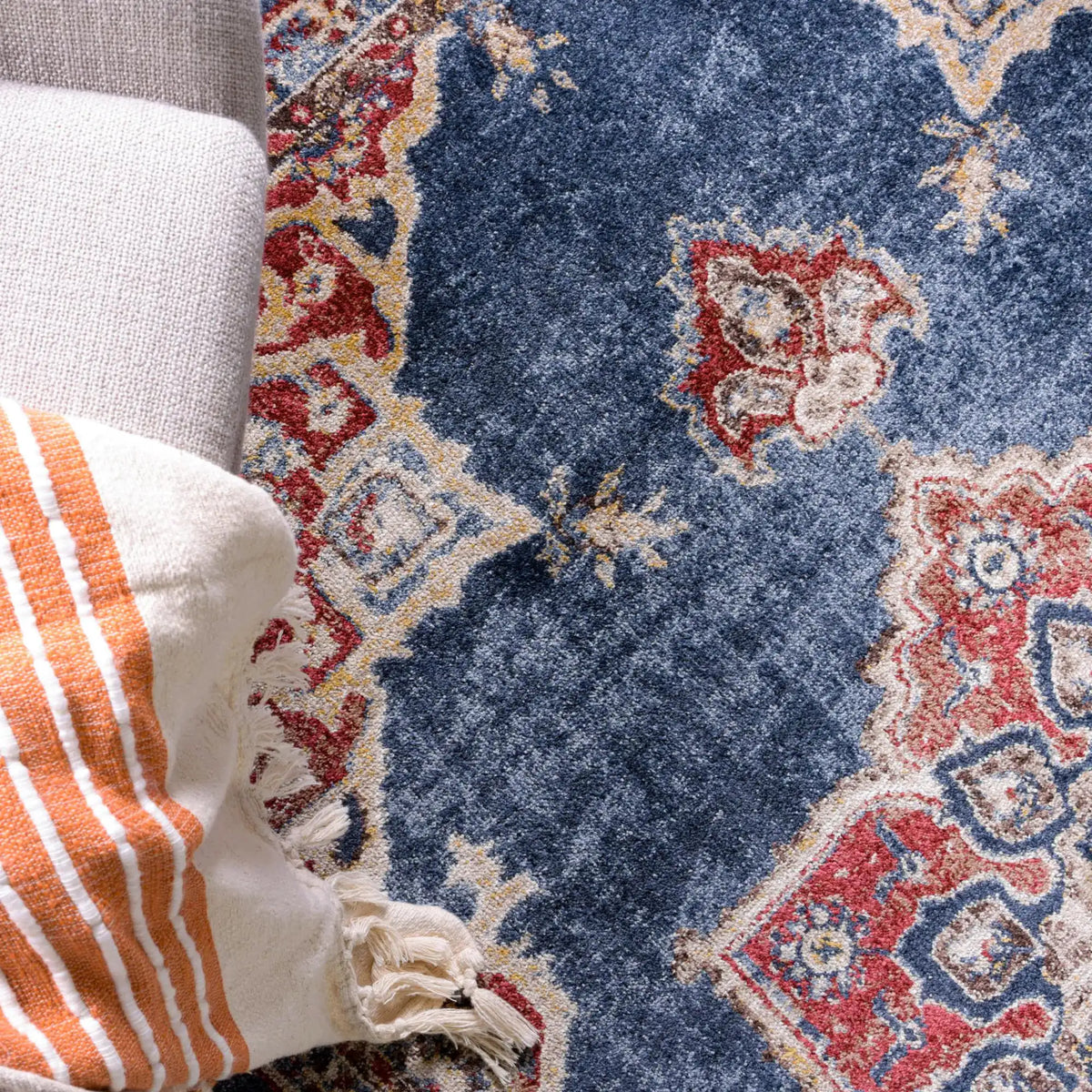 Rechteck Teppich Arcadia in Dunkelblau von Hadorn™ - Lifestyle Image