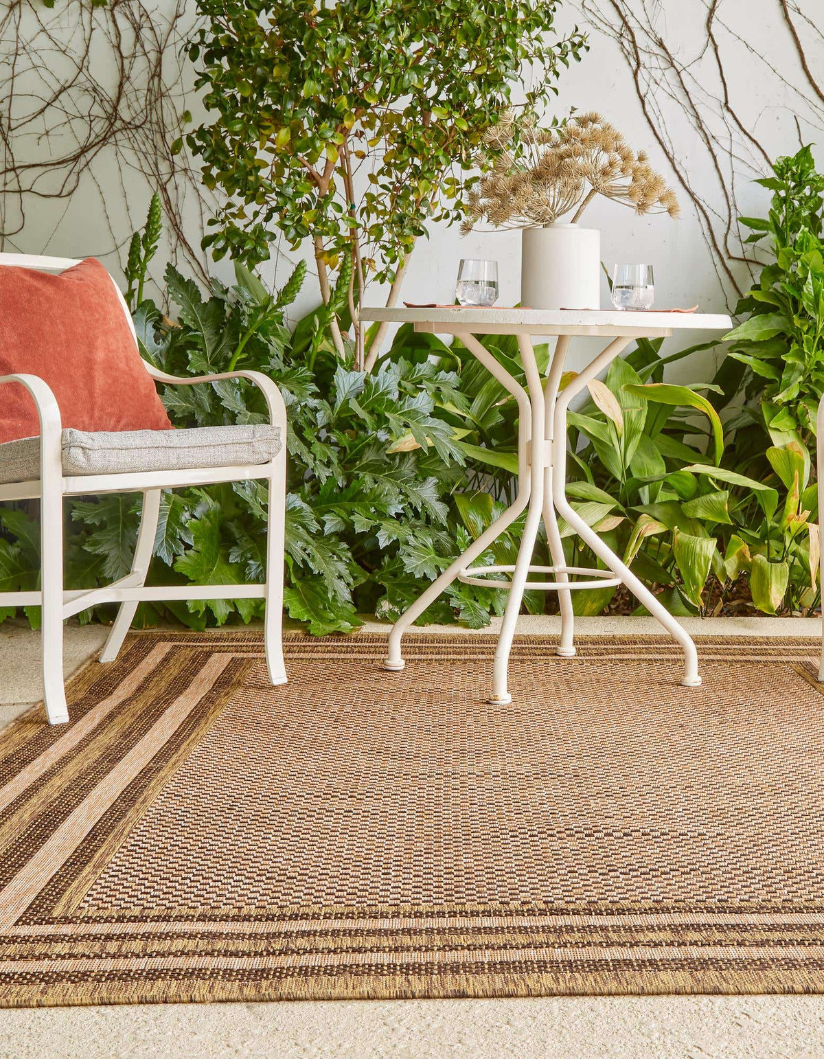 Rechteck Outdoor Teppich Outdoor Border in Hellbraun von Hadorn™ - Lifestyle Image