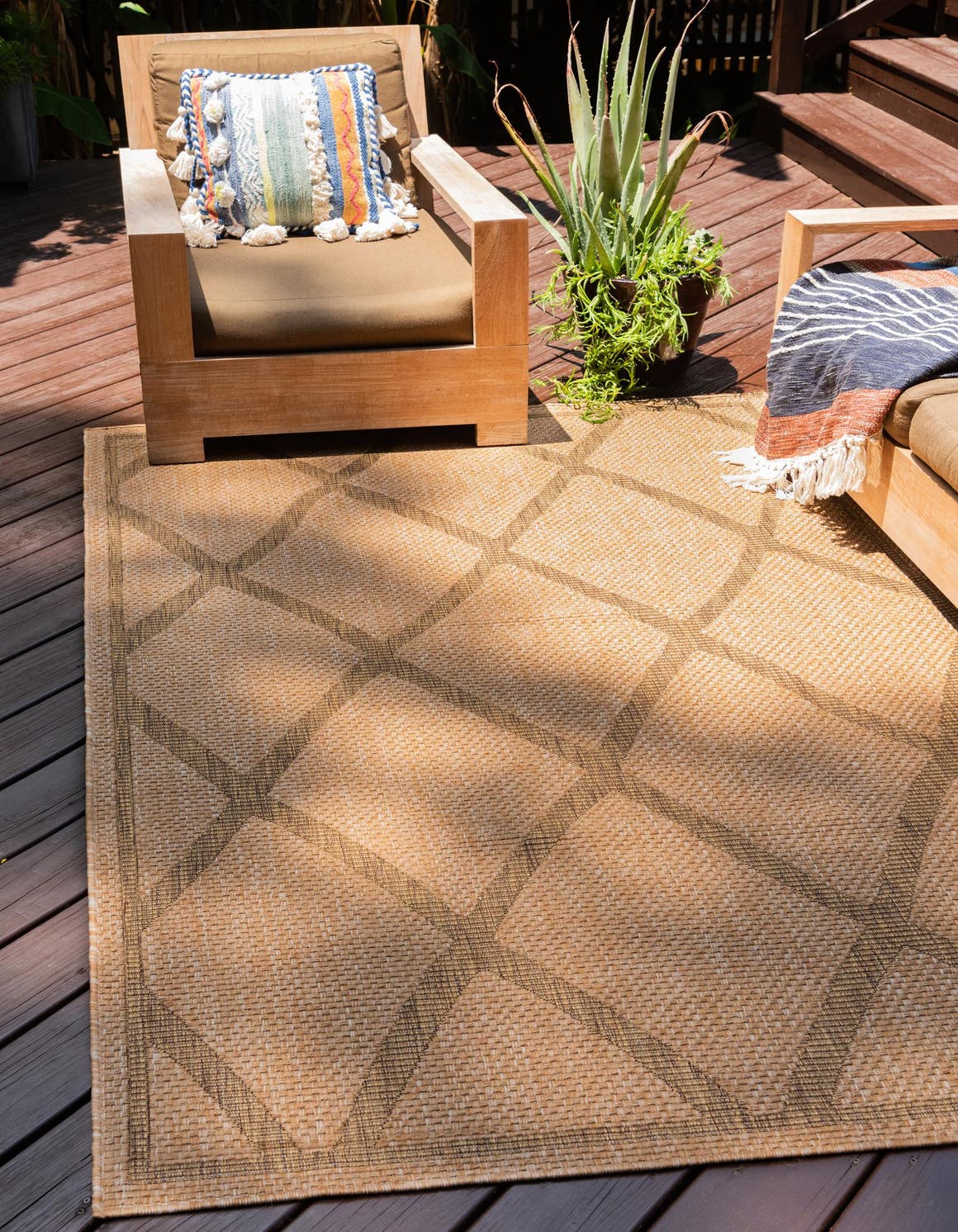 Rechteck Outdoor Teppich Outdoor Trellis in Hellbraun von Hadorn™ - Lifestyle Image