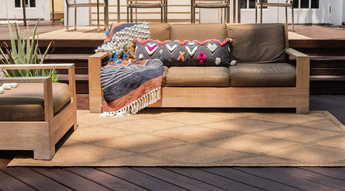 Rechteck Outdoor Teppich Outdoor Trellis in Hellbraun von Hadorn™ - Lifestyle Image