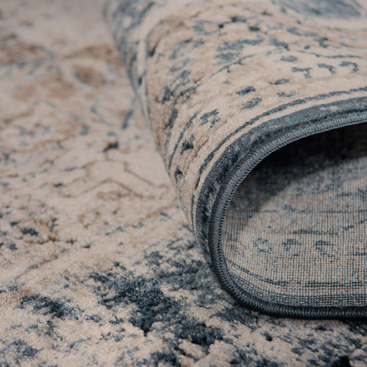 Rechteck Teppich Villa in Dunkelblau von Hadorn™ - Lifestyle Image