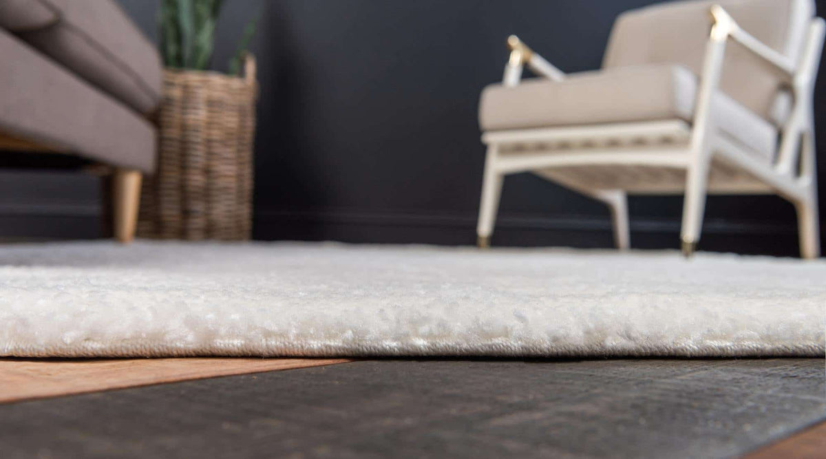 Rechteck Teppich Solid Frieze in Weiss von Hadorn™ - Lifestyle Image