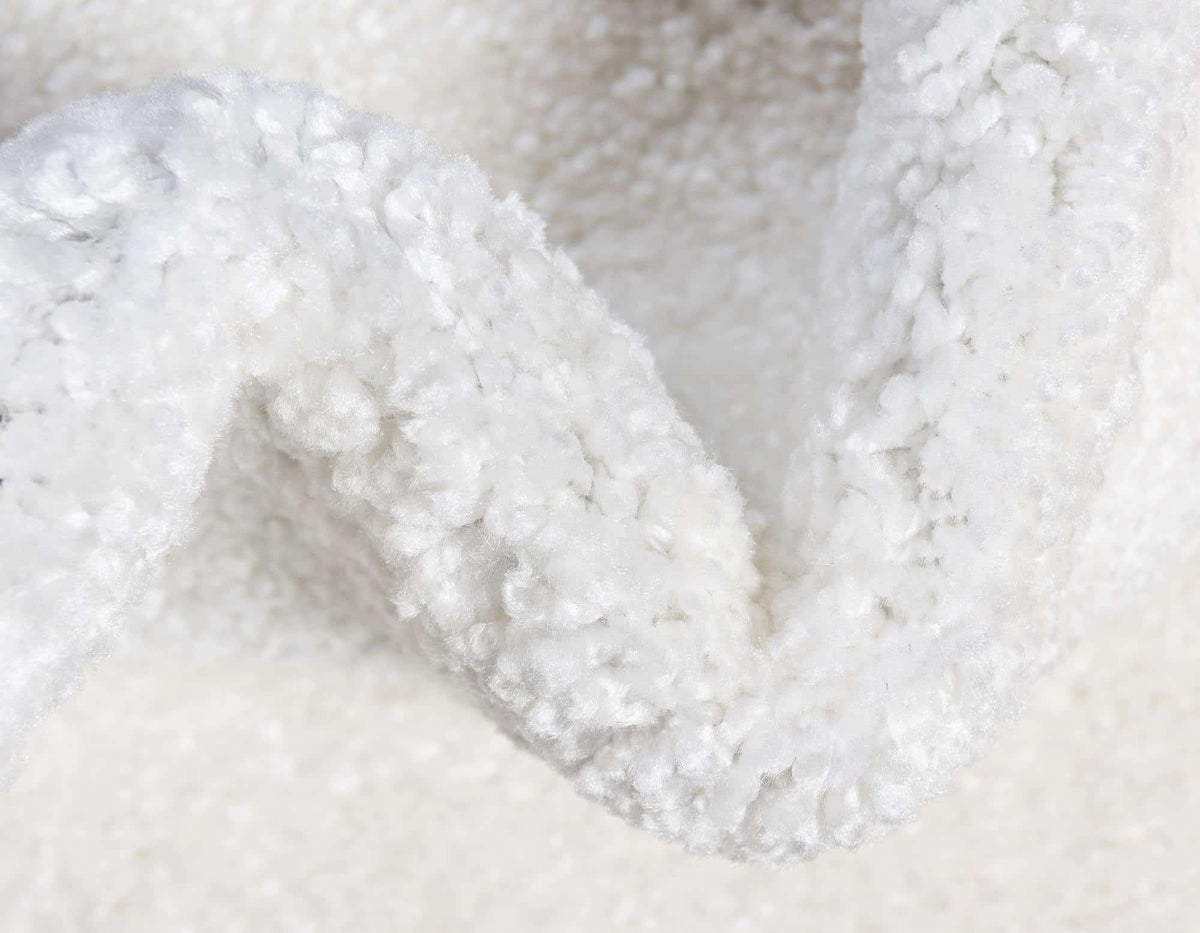 Rechteck Teppich Solid Frieze in Weiss von Hadorn™ - Lifestyle Image