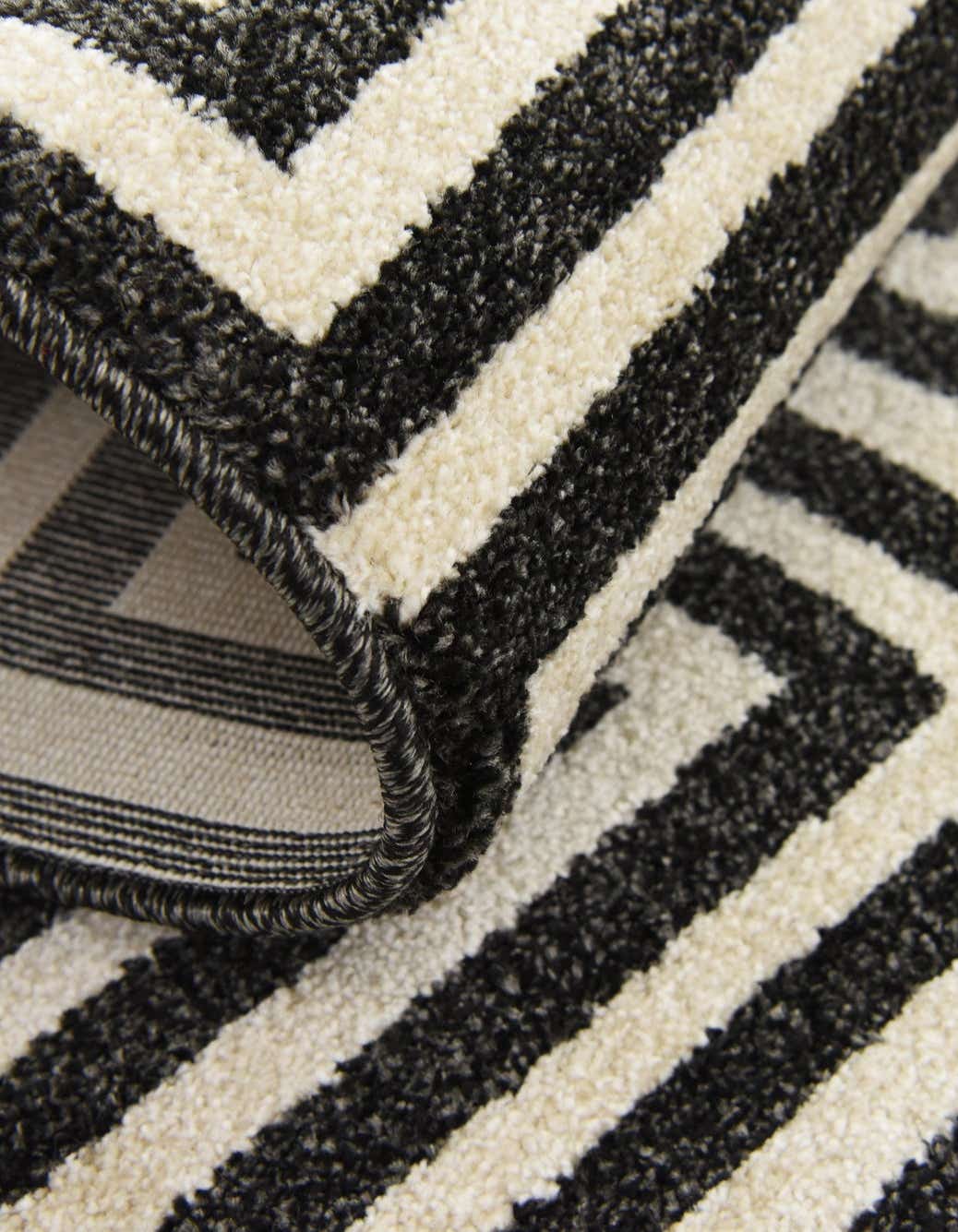 Läufer Teppich Greek Key in Schwarz von Hadorn™ - Lifestyle Image