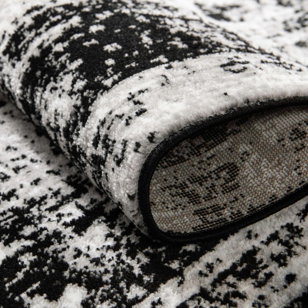 Rechteck Teppich Monaco in Schwarz von Hadorn™ - Lifestyle Image