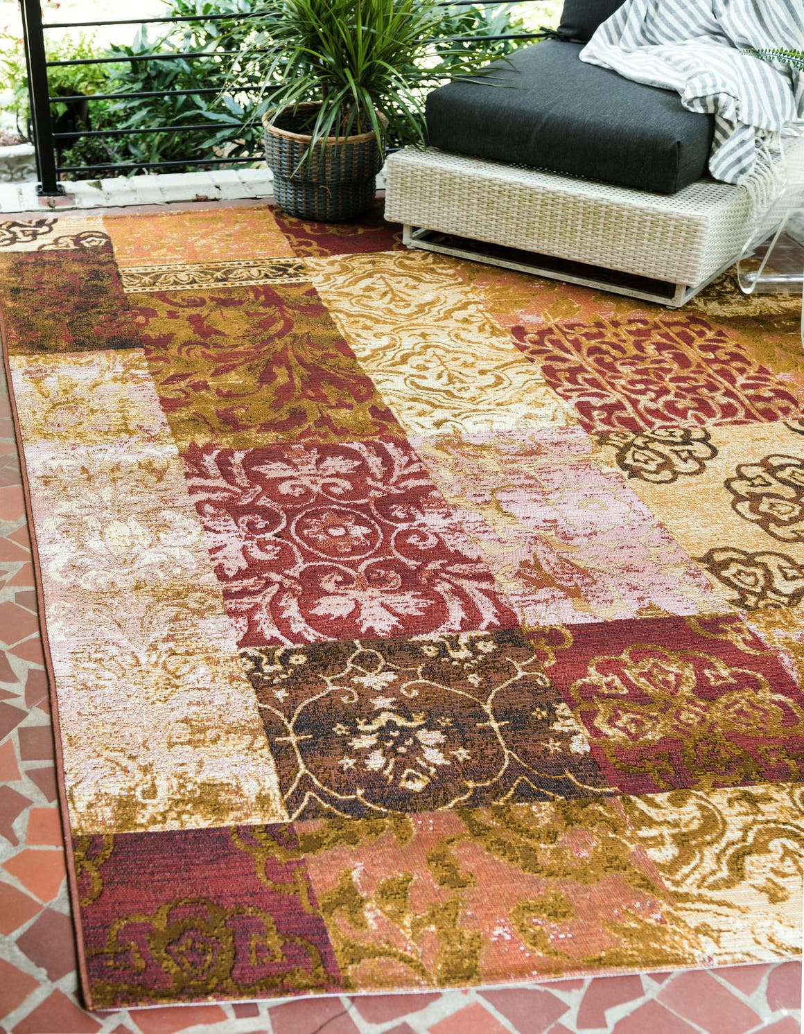Rechteck Outdoor Teppich Outdoor Botanical in Gold von Hadorn™ - Lifestyle Image
