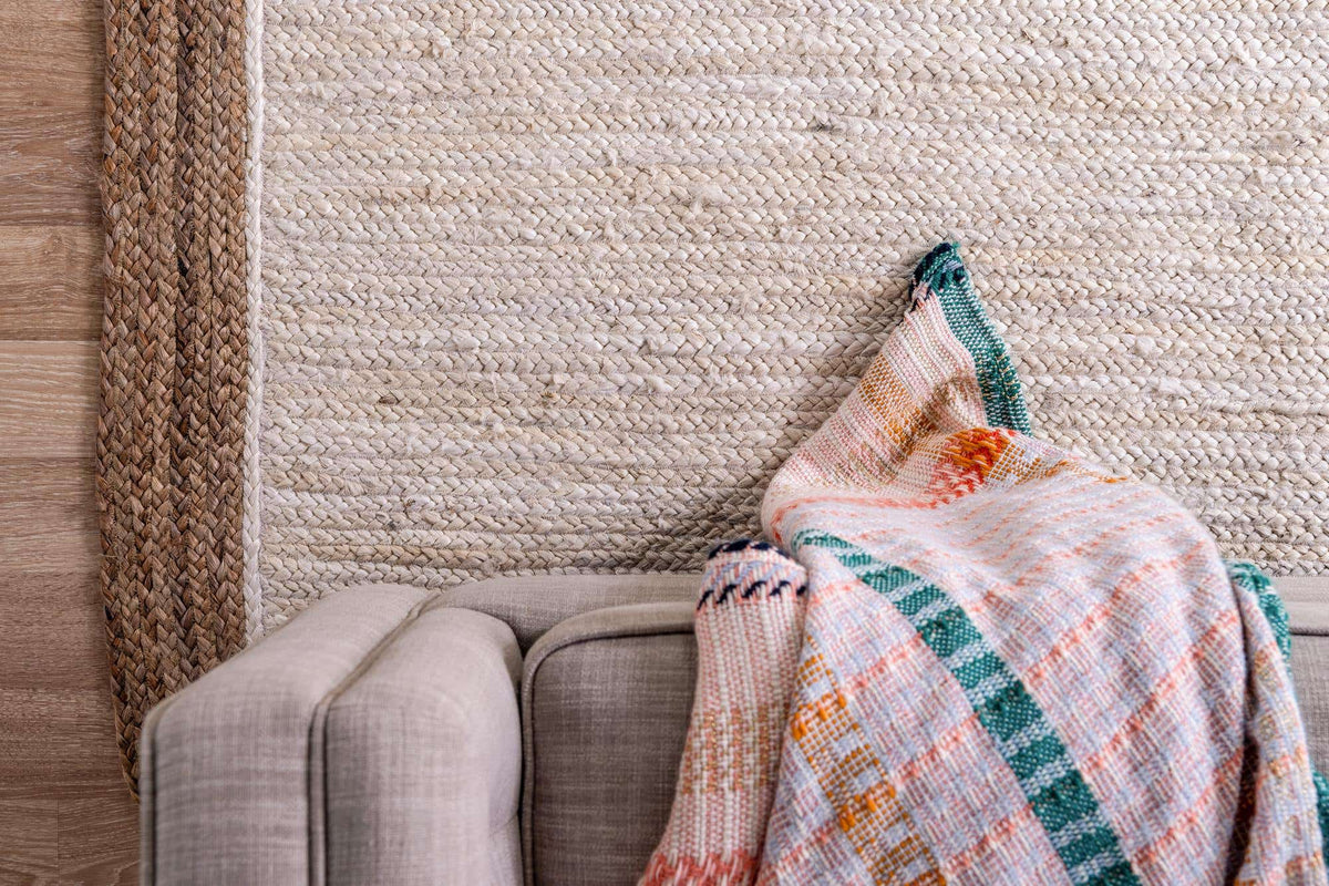 Rechteck Teppich Braided Jute in Weiss von Hadorn™ - Lifestyle Image