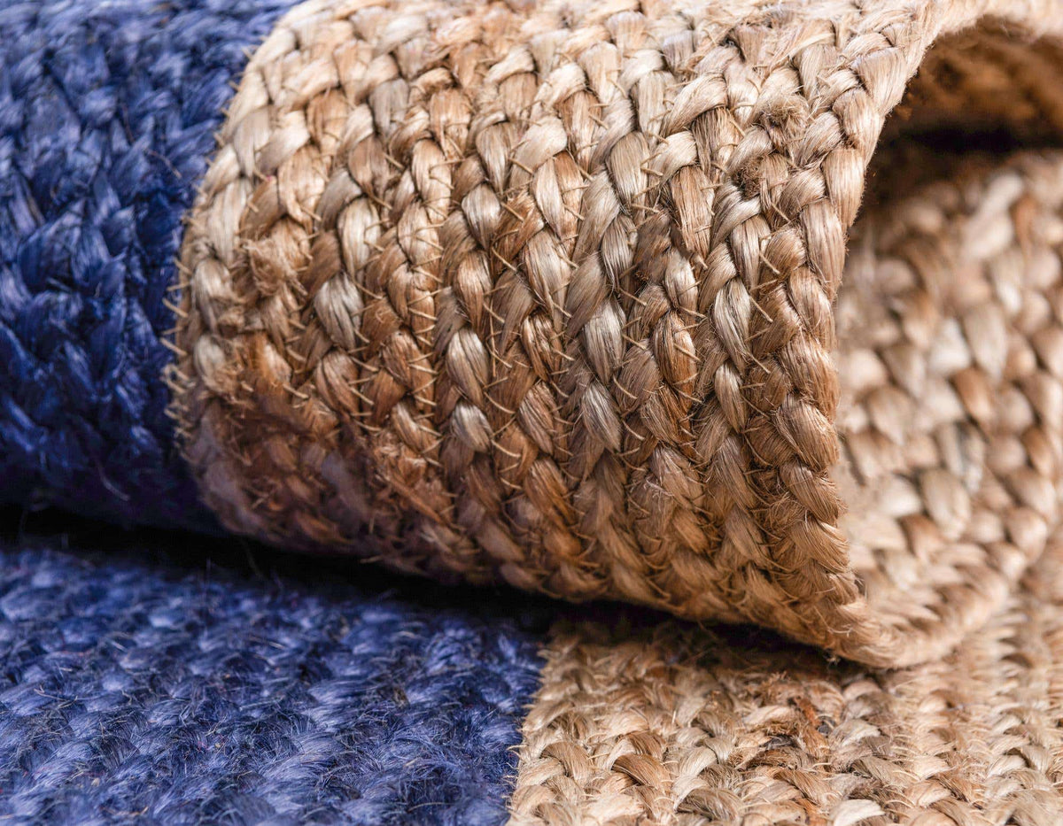Rechteck Teppich Braided Jute in Blau von Hadorn™ - Lifestyle Image