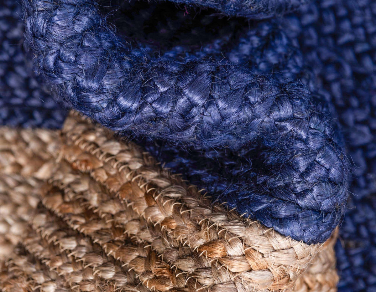 Rechteck Teppich Braided Jute in Blau von Hadorn™ - Lifestyle Image