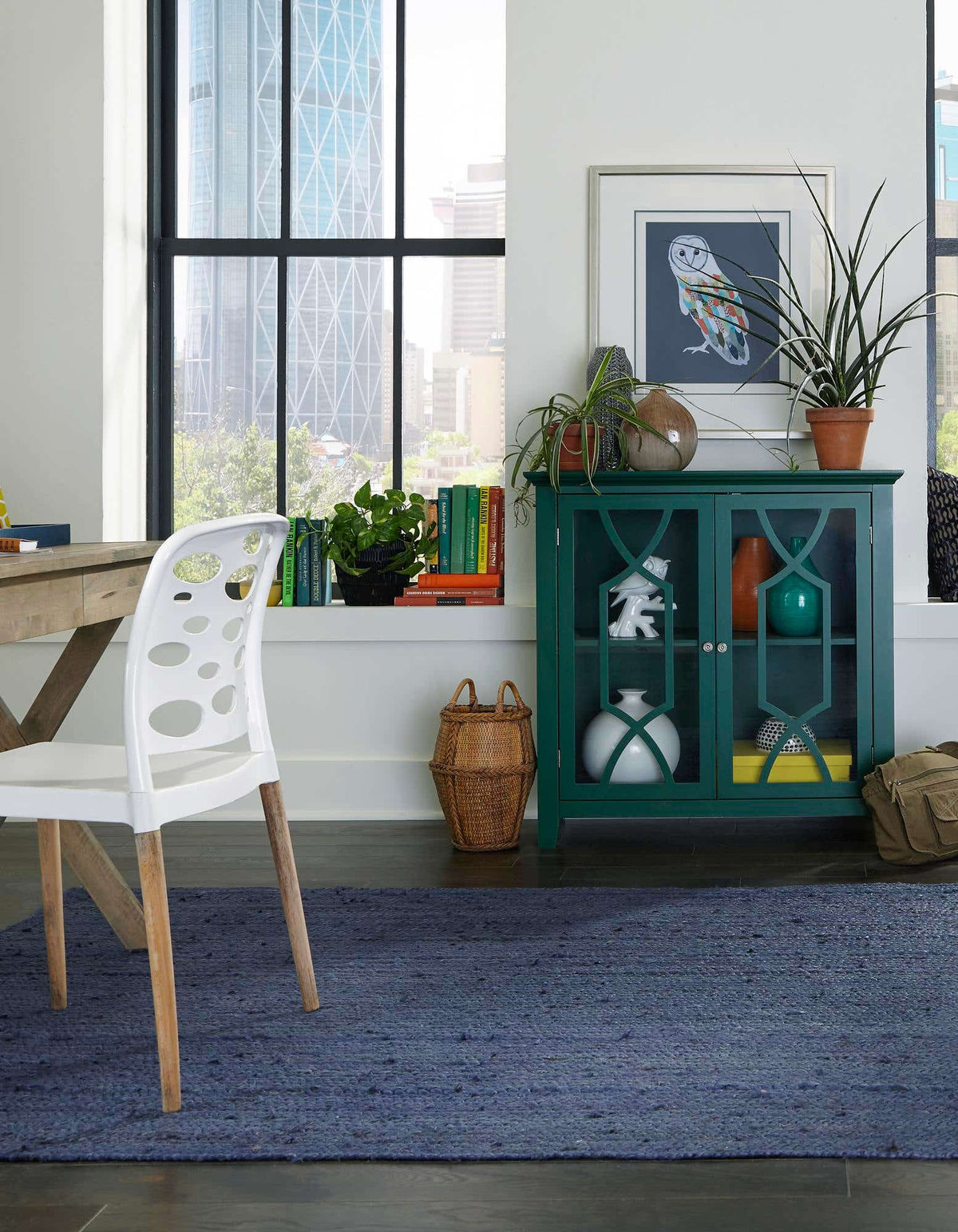 Rechteck Handgeflochten Teppich Braided Jute in Marineblau von Hadorn™ - Lifestyle Image