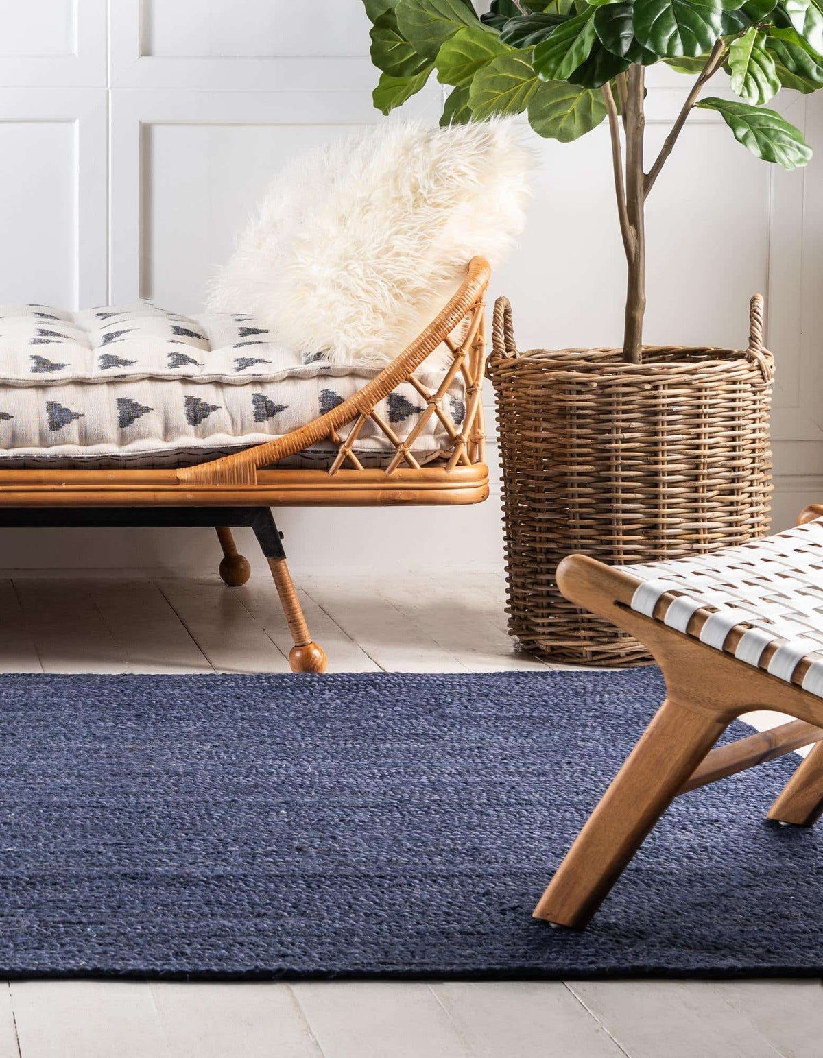 Rechteck Handgeflochten Teppich Braided Jute in Marineblau von Hadorn™ - Lifestyle Image