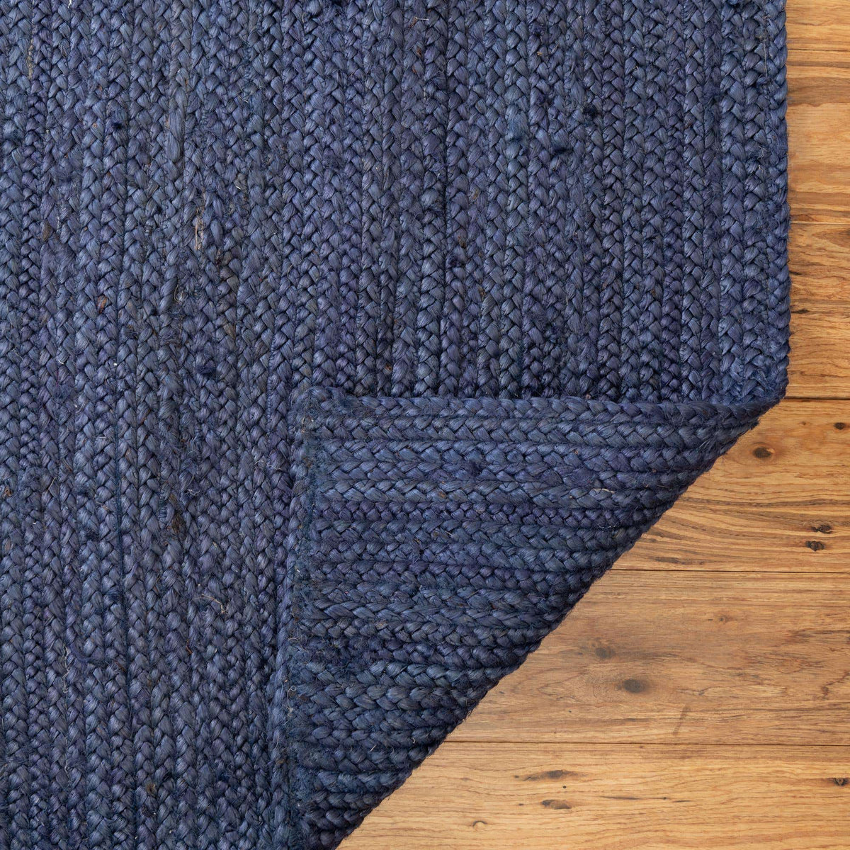 Rechteck Handgeflochten Teppich Braided Jute in Marineblau von Hadorn™ - Lifestyle Image