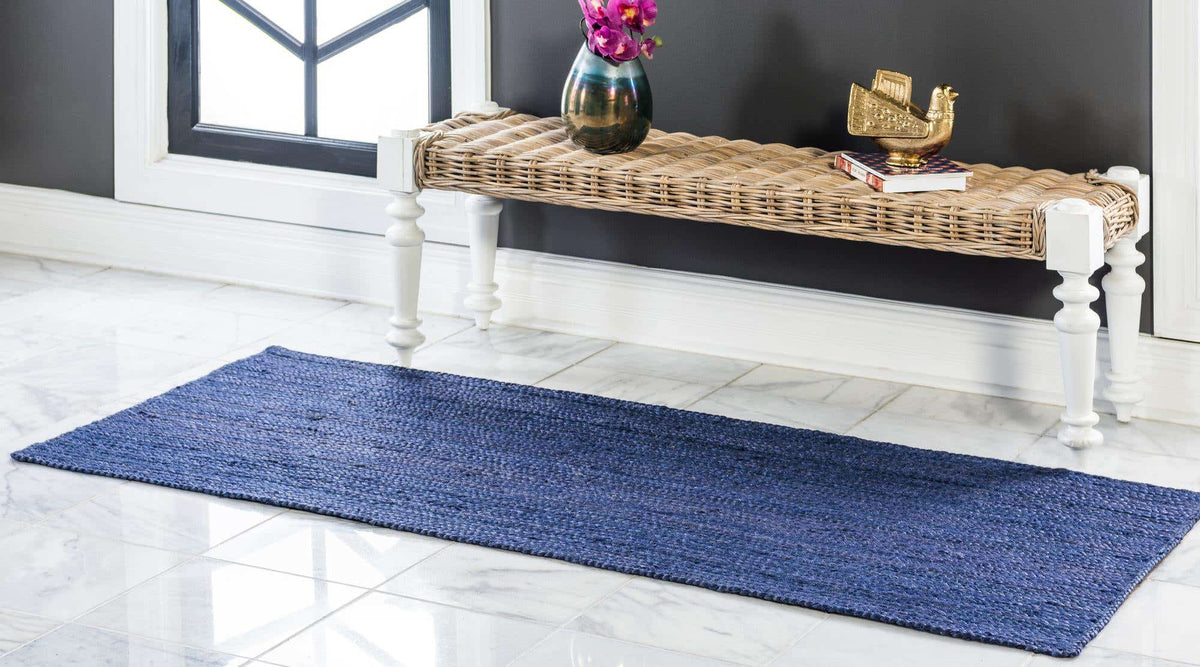 Läufer Handgeflochten Teppich Braided Jute in Marineblau von Hadorn™ - Lifestyle Image