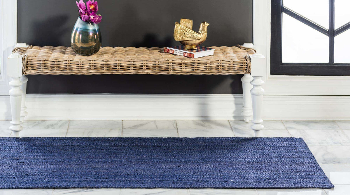 Läufer Handgeflochten Teppich Braided Jute in Marineblau von Hadorn™ - Lifestyle Image