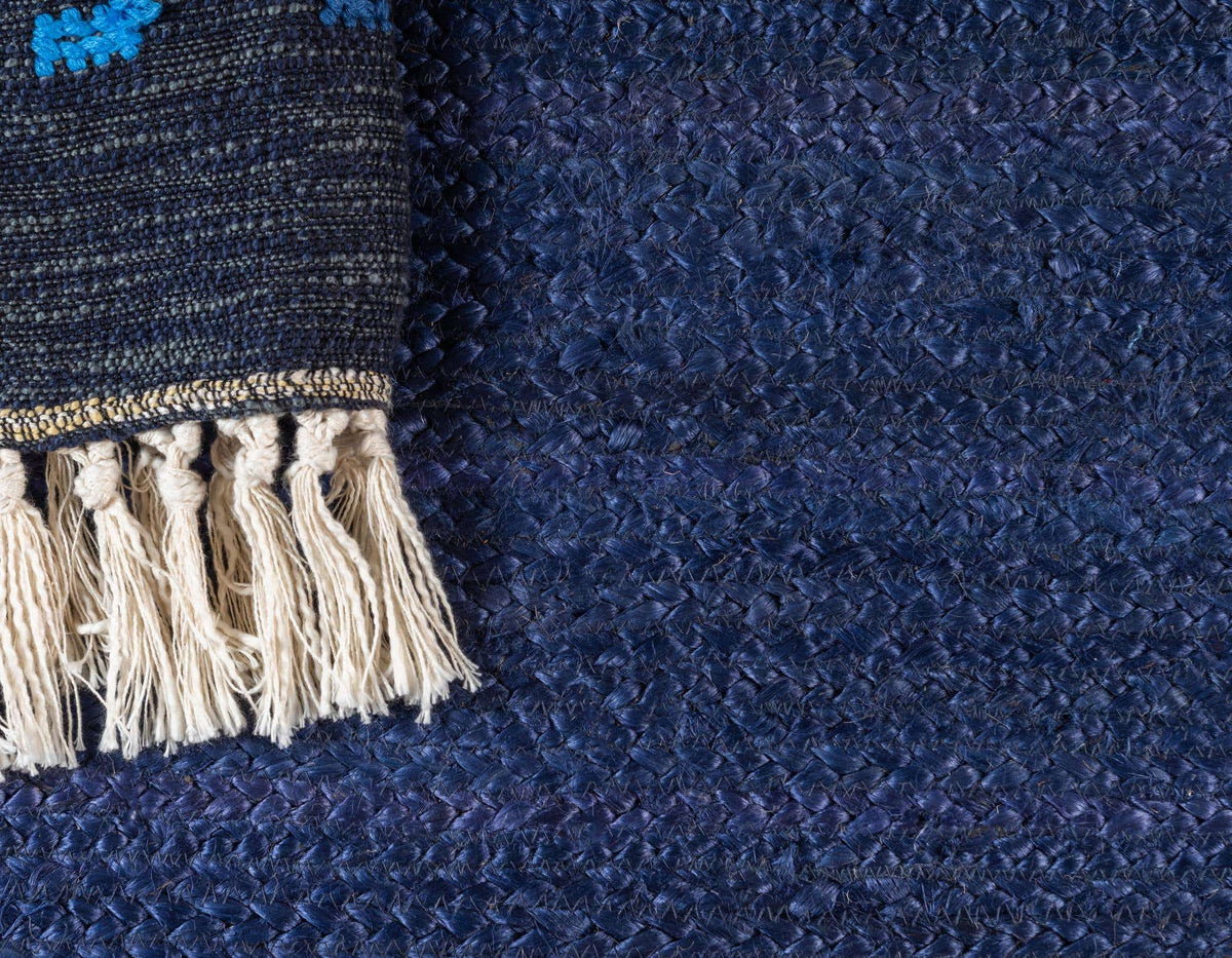 Läufer Handgeflochten Teppich Braided Jute in Marineblau von Hadorn™ - Lifestyle Image