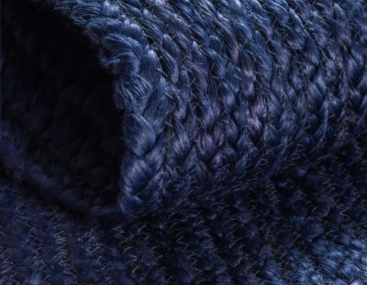 Läufer Handgeflochten Teppich Braided Jute in Marineblau von Hadorn™ - Lifestyle Image