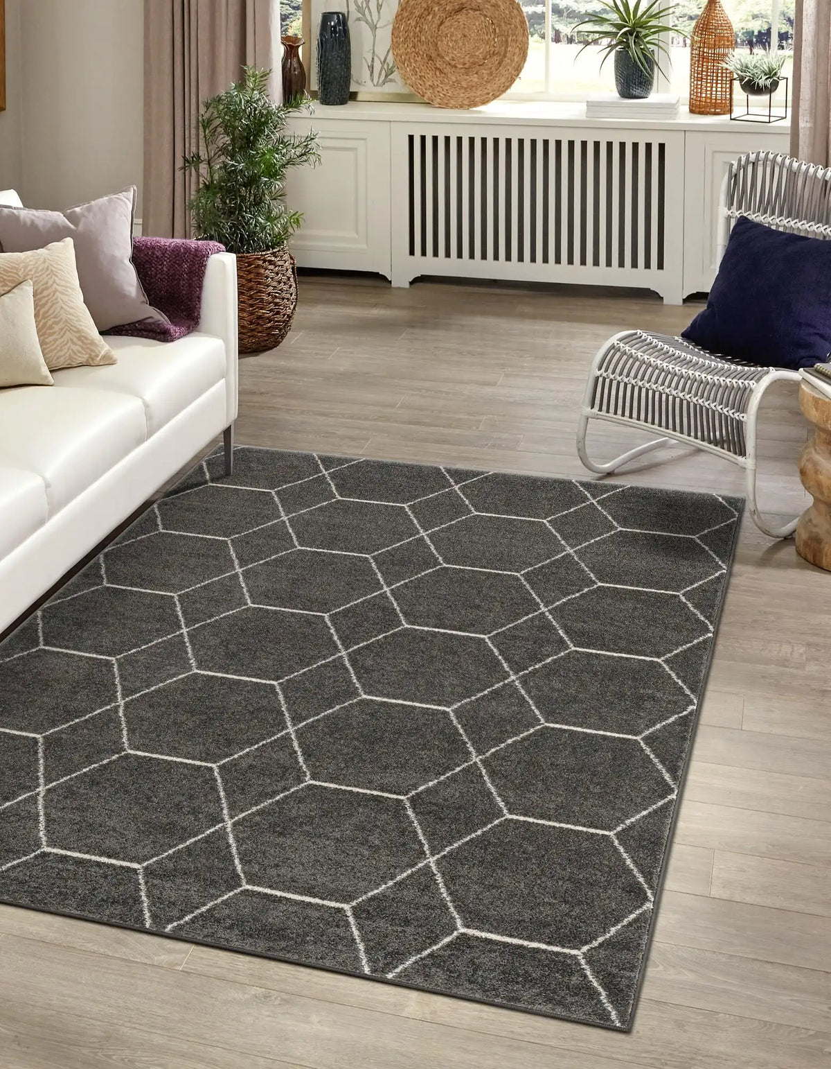 Rechteck Teppich Trellis Frieze in Dunkelgrau von Hadorn™ - Lifestyle Image