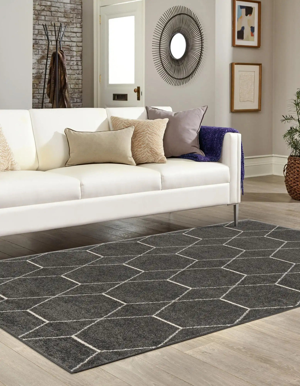 Rechteck Teppich Trellis Frieze in Dunkelgrau von Hadorn™ - Lifestyle Image