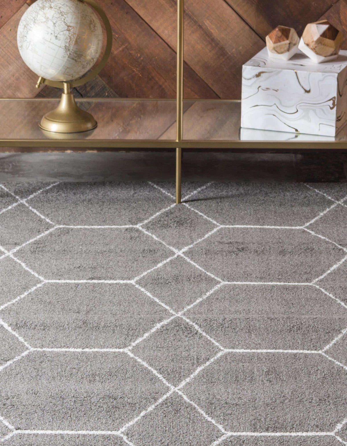 Rechteck Teppich Trellis Frieze in Dunkelgrau von Hadorn™ - Lifestyle Image