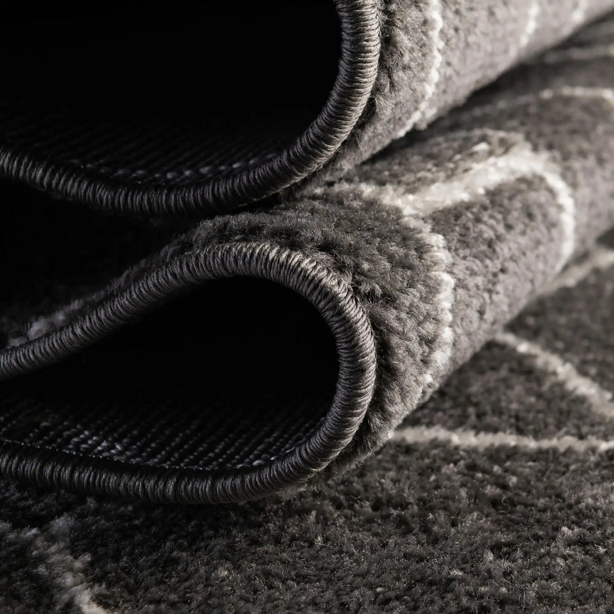 Rechteck Teppich Trellis Frieze in Dunkelgrau von Hadorn™ - Lifestyle Image
