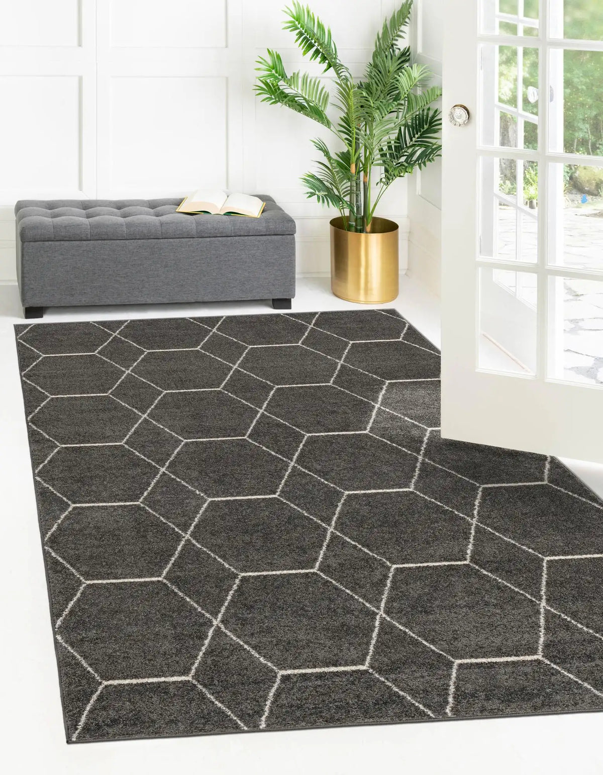 Rechteck Teppich Trellis Frieze in Dunkelgrau von Hadorn™ - Lifestyle Image