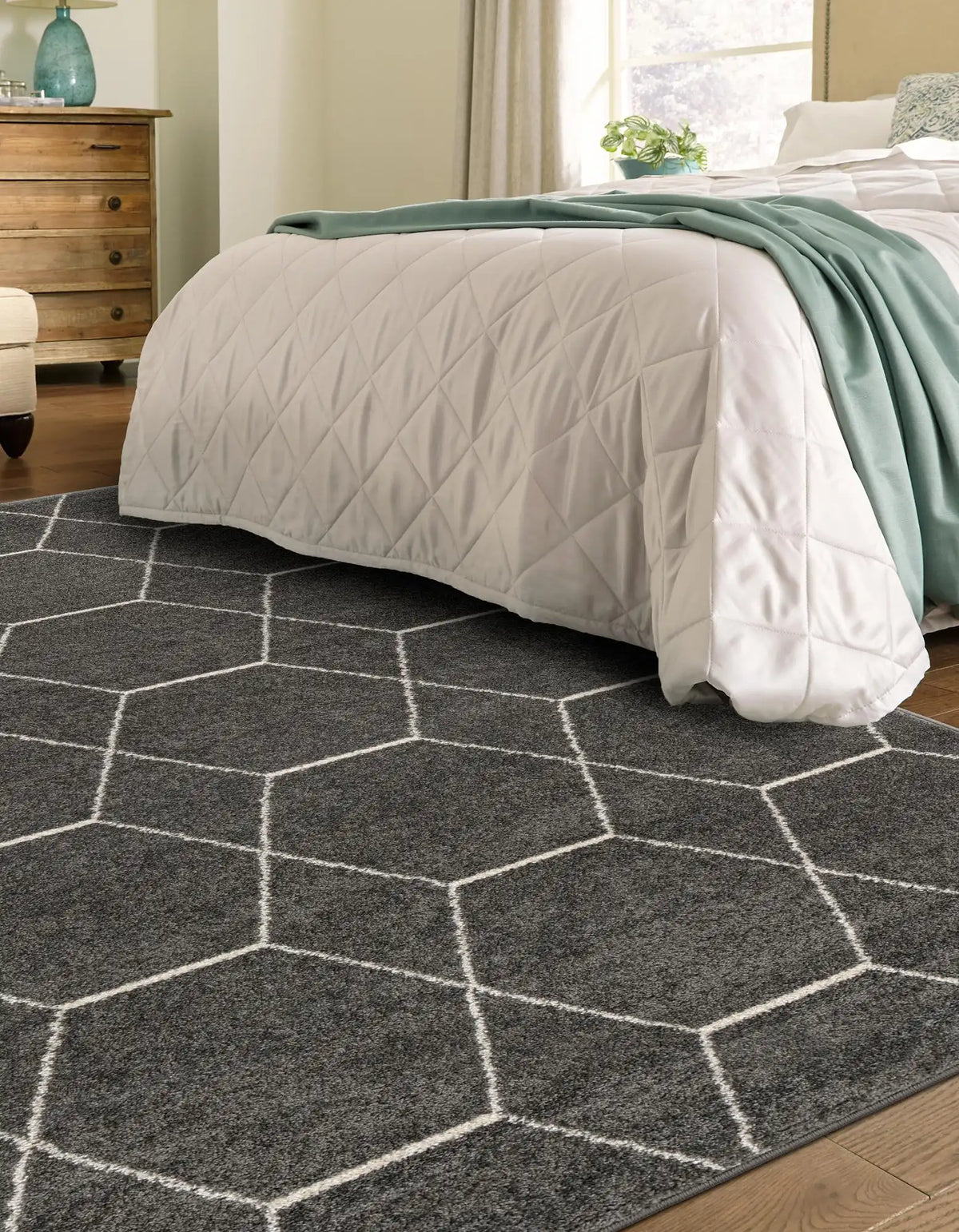 Rechteck Teppich Trellis Frieze in Dunkelgrau von Hadorn™ - Lifestyle Image