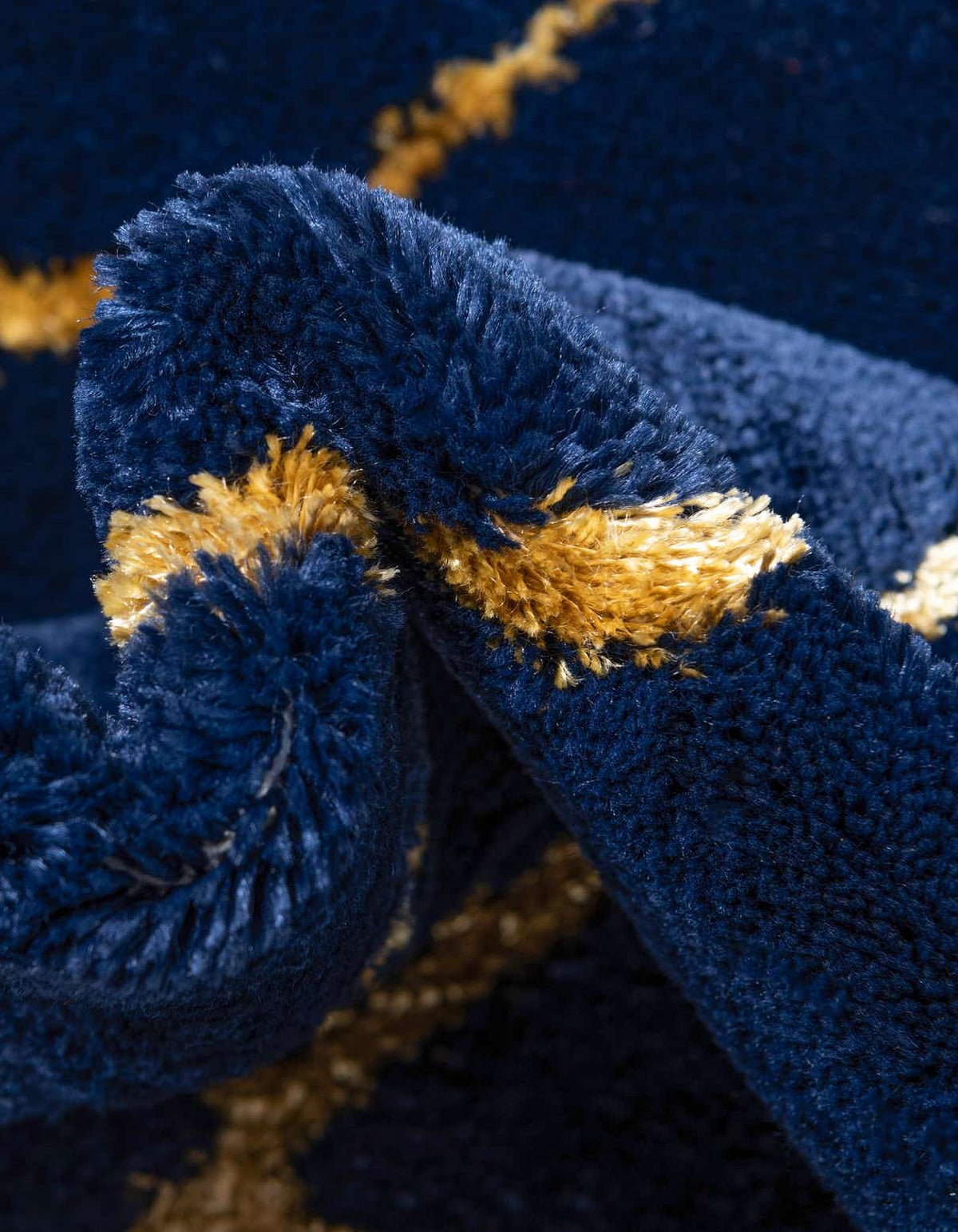 Rechteck Teppich Marilyn Monroe™ Glam Trellis in Marineblaues Gold von Hadorn™ - Lifestyle Image