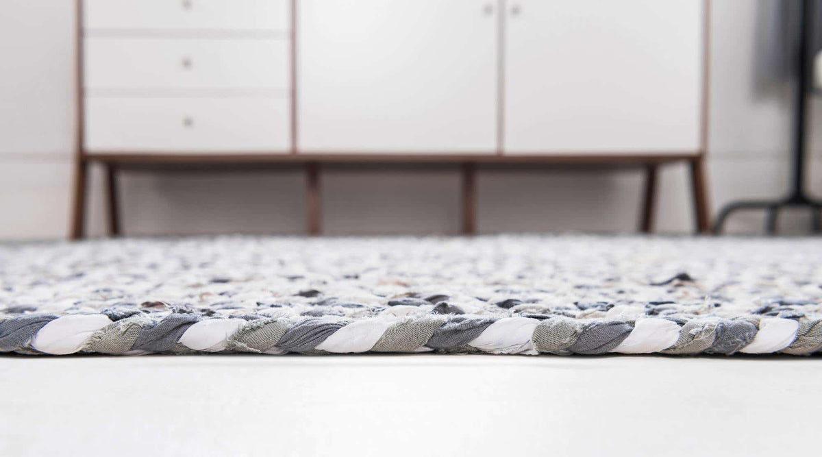 Oval Teppich Braided Chindi in Grau von Hadorn™ - Lifestyle Image