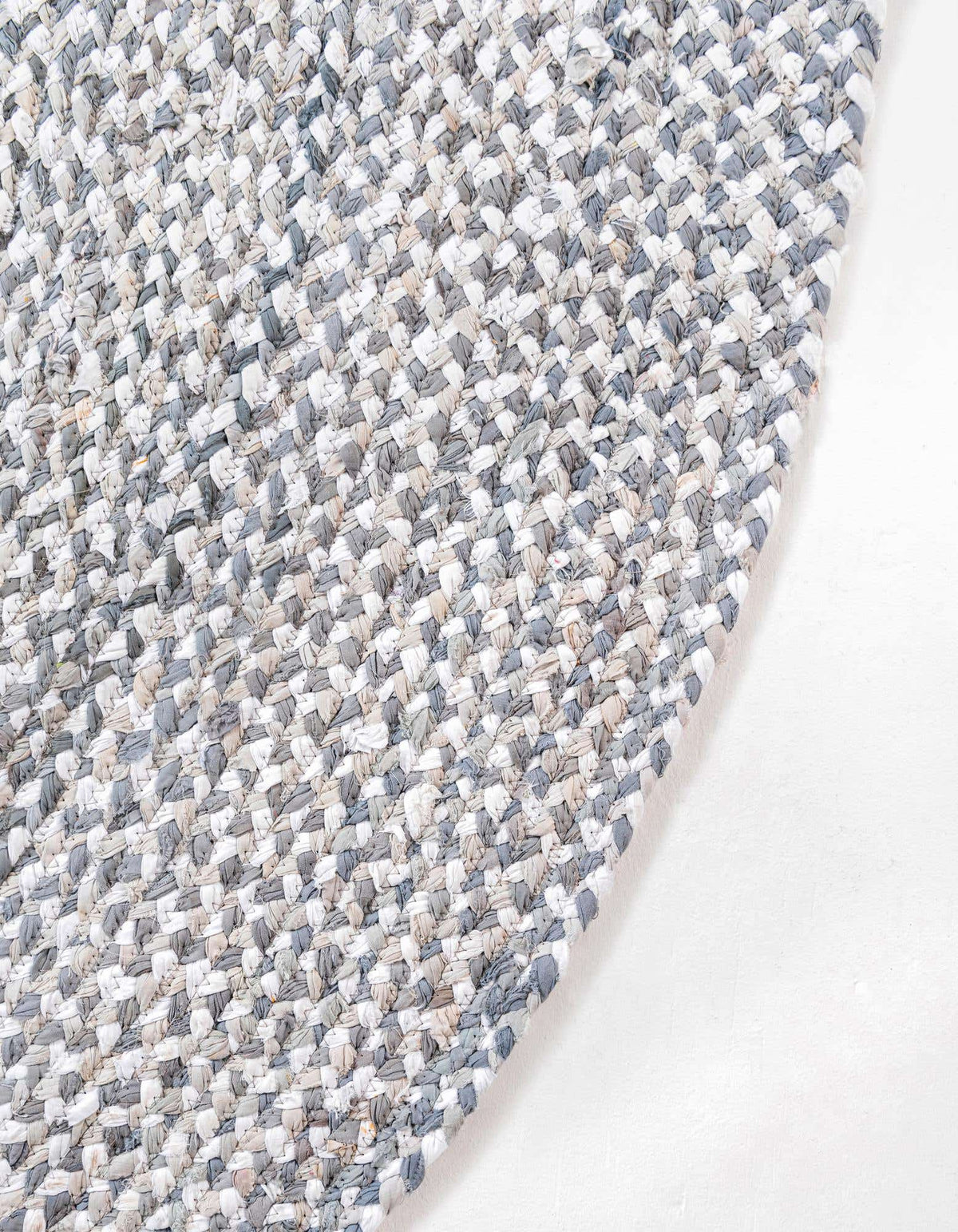 Oval Teppich Braided Chindi in Grau von Hadorn™ - Lifestyle Image
