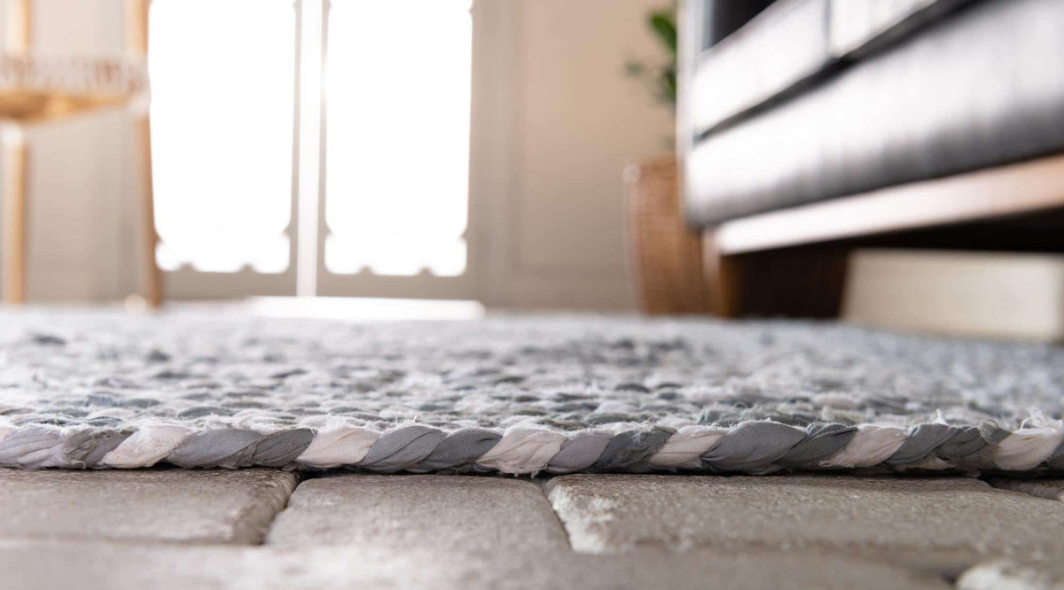 Rechteck Teppich Braided Chindi in Grau von Hadorn™ - Lifestyle Image