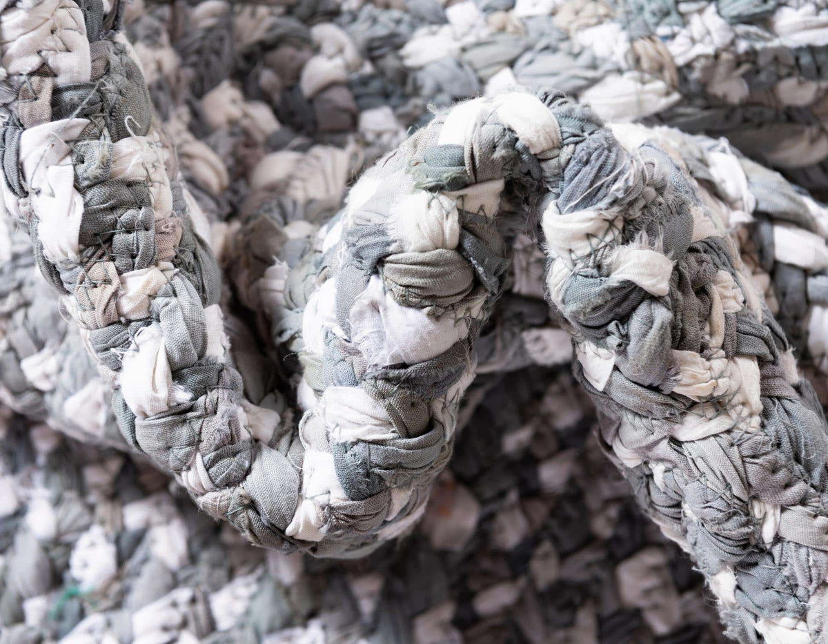 Rechteck Teppich Braided Chindi in Grau von Hadorn™ - Lifestyle Image