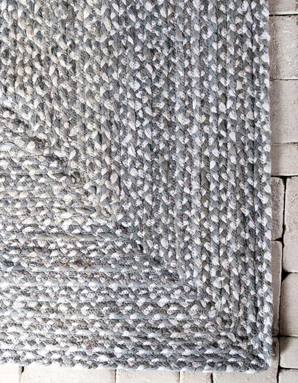Rechteck Teppich Braided Chindi in Grau von Hadorn™ - Lifestyle Image