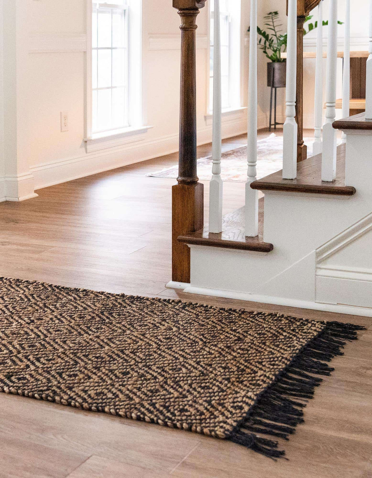Läufer Teppich Braided Jute in Schwarz von Hadorn™ - Lifestyle Image