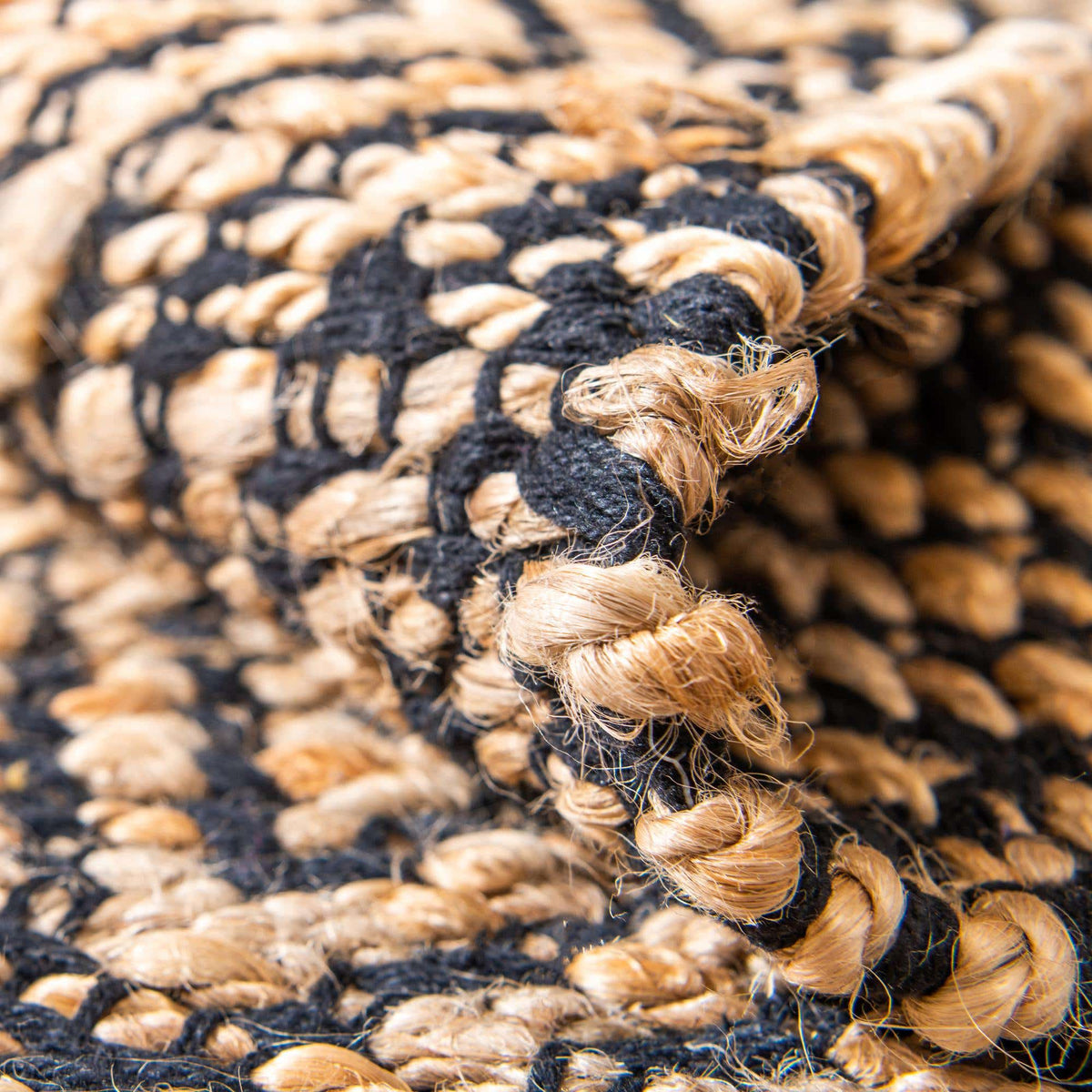 Läufer Teppich Braided Jute in Schwarz von Hadorn™ - Lifestyle Image