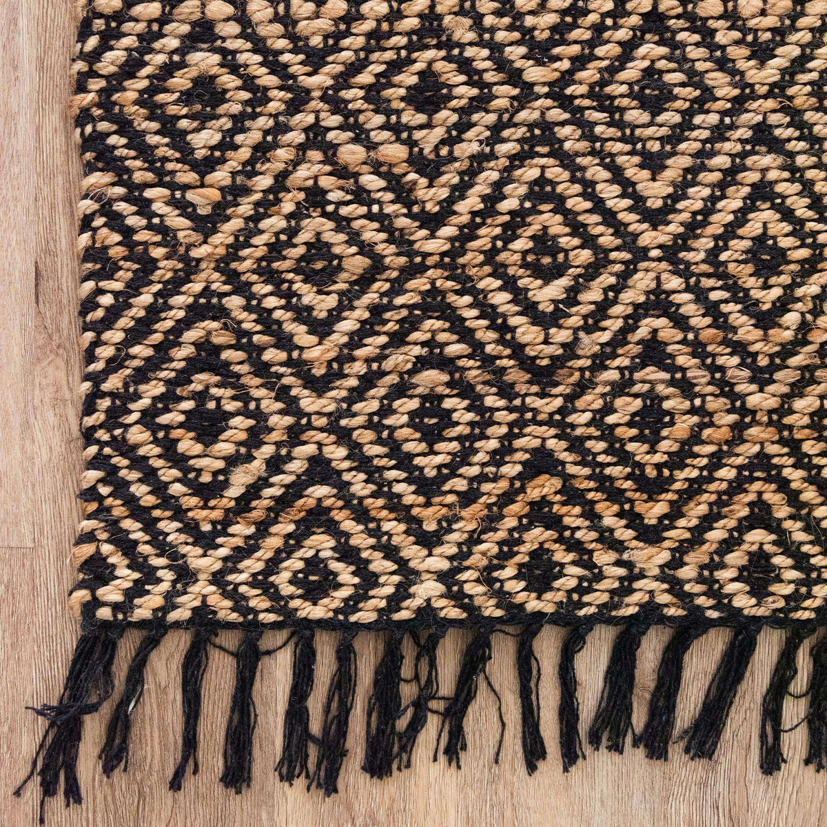 Läufer Teppich Braided Jute in Schwarz von Hadorn™ - Lifestyle Image