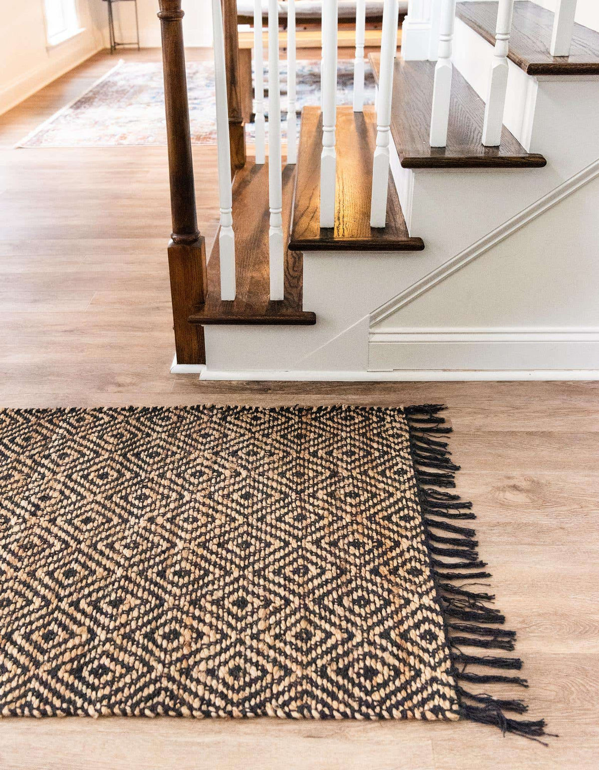 Läufer Teppich Braided Jute in Schwarz von Hadorn™ - Lifestyle Image