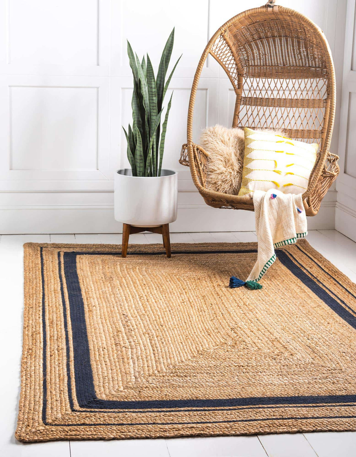 Rechteck Teppich Braided Jute in Blau von Hadorn™ - Lifestyle Image