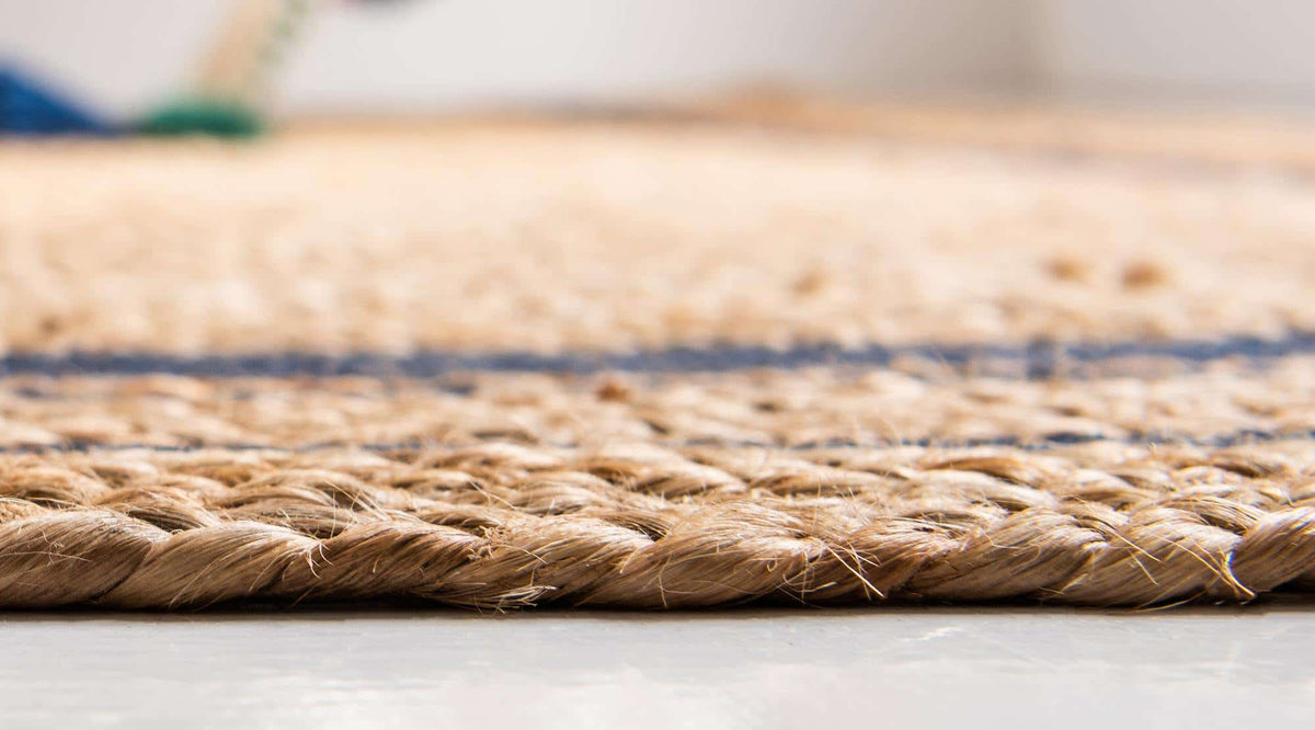 Rechteck Teppich Braided Jute in Blau von Hadorn™ - Lifestyle Image