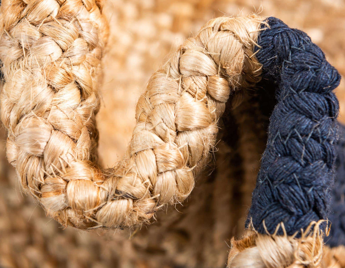 Rechteck Teppich Braided Jute in Blau von Hadorn™ - Lifestyle Image
