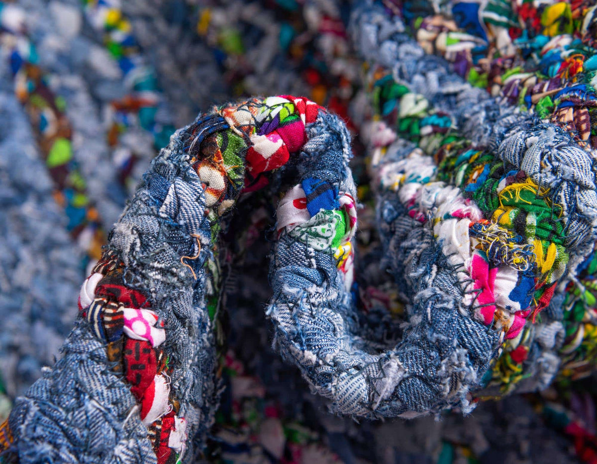 Rechteck Teppich Braided Chindi in Mehrfarbig von Hadorn™ - Lifestyle Image