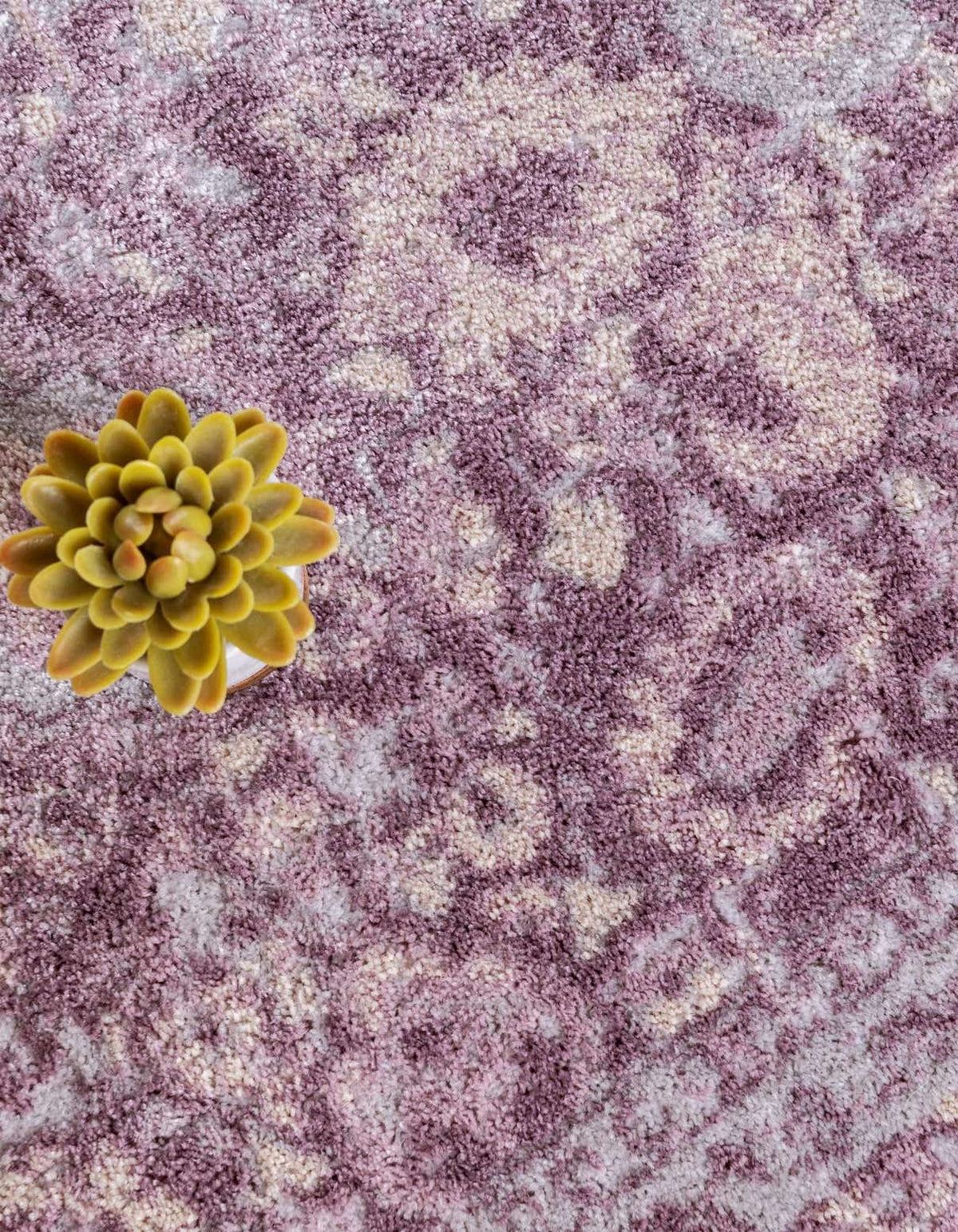 Rund Teppich Legacy in Violett von Hadorn™ - Lifestyle Image