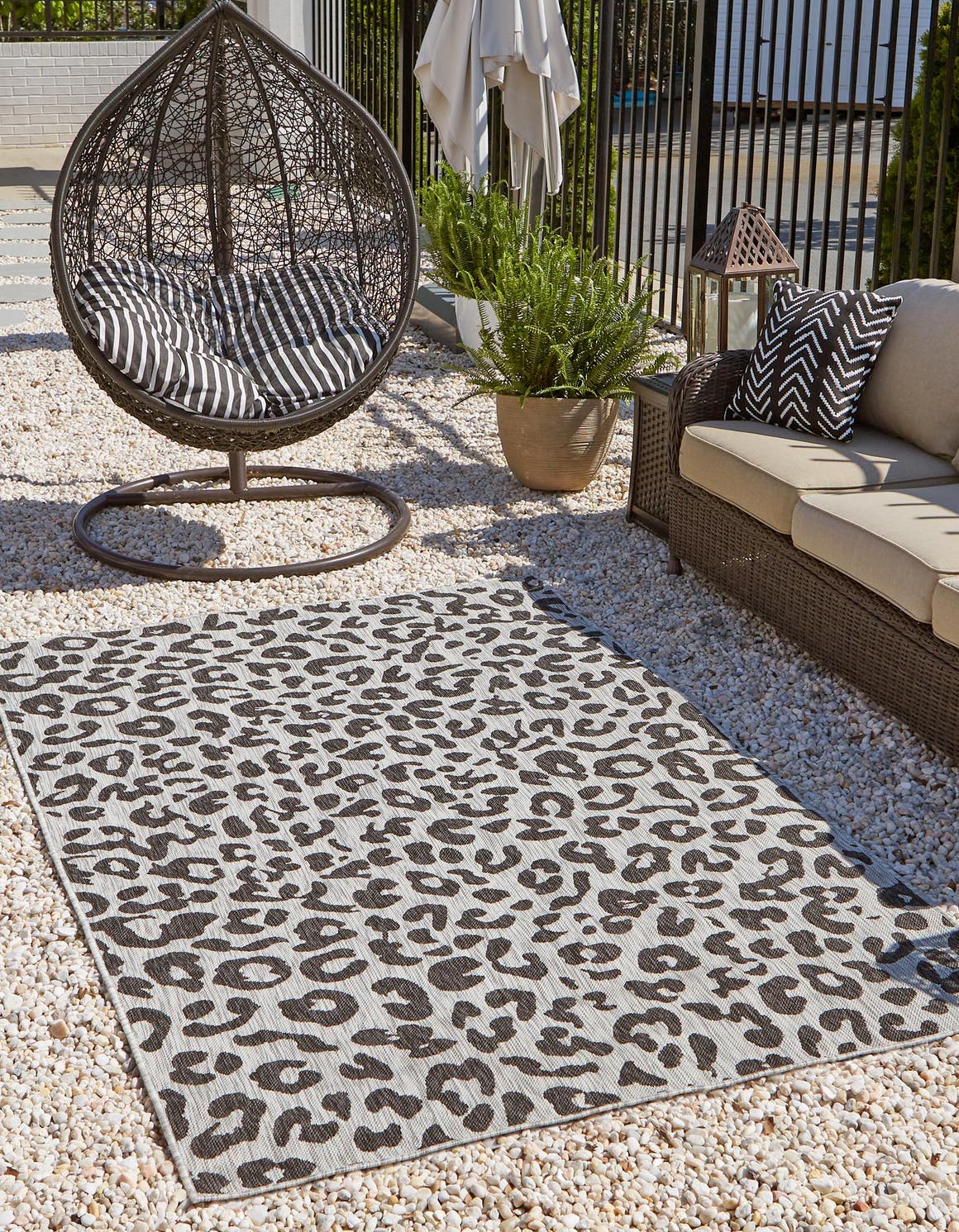 Rechteck Outdoor Teppich Outdoor Safari in Hellgrau von Hadorn™ - Lifestyle Image