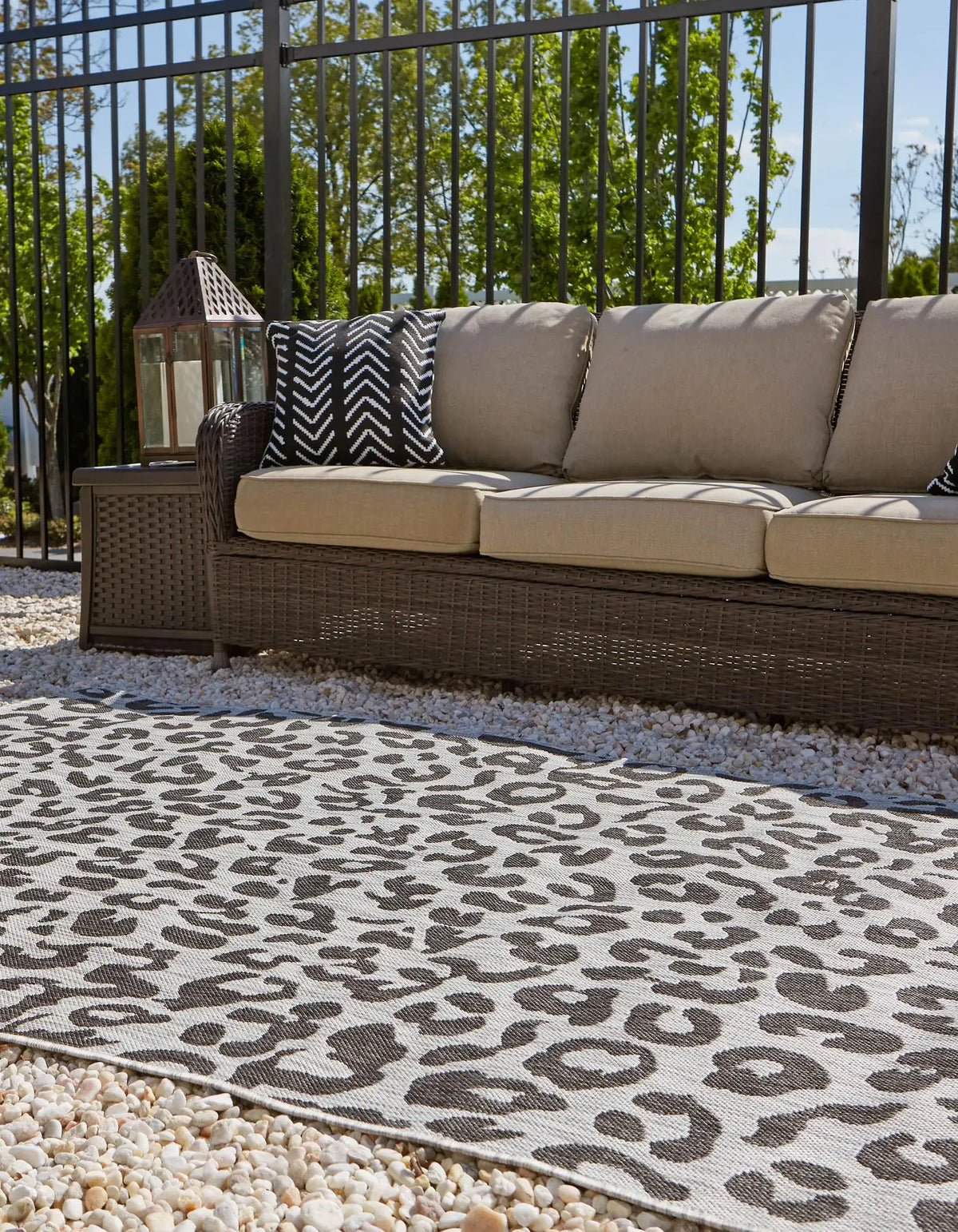 Rechteck Outdoor Teppich Outdoor Safari in Hellgrau von Hadorn™ - Lifestyle Image